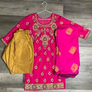 3-piece set! Includes a tunic, trouser, & shawl!